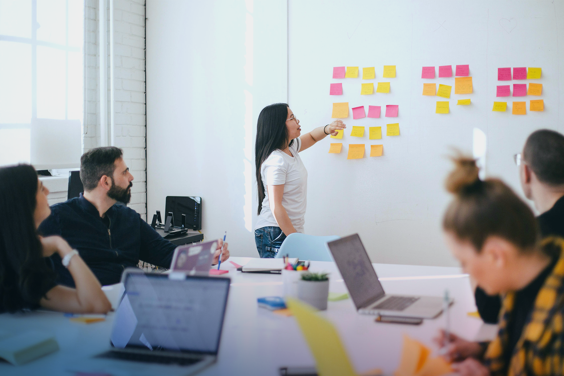 Der Scrum Master stellt sicher, dass Scrum richtig angewendet wird und unterstützt das Team bei der Umsetzung.